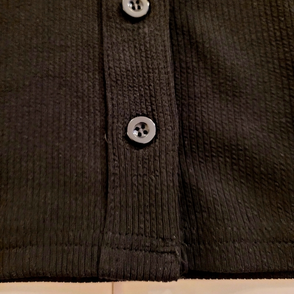 NWOT Black button down shortsleeve Crop top - Picture 7 of 9